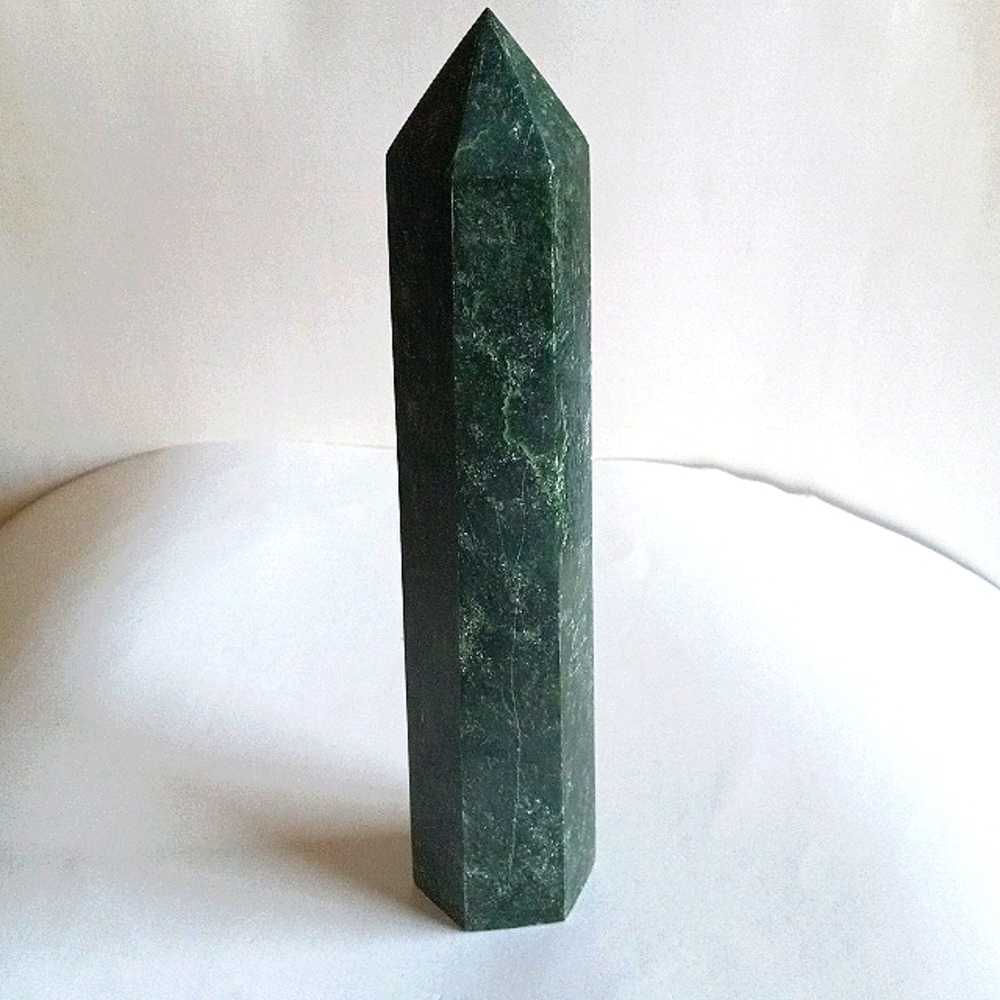 Beautiful Emerald Crystal Tower - Picture 2 of 9